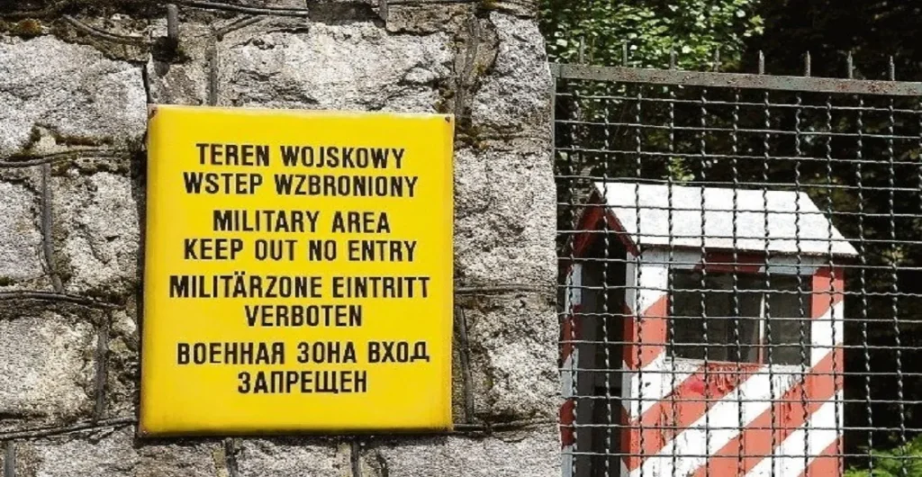 Tablica „Teren wojskowy – wstęp wzbroniony” przy kompleksie MON
