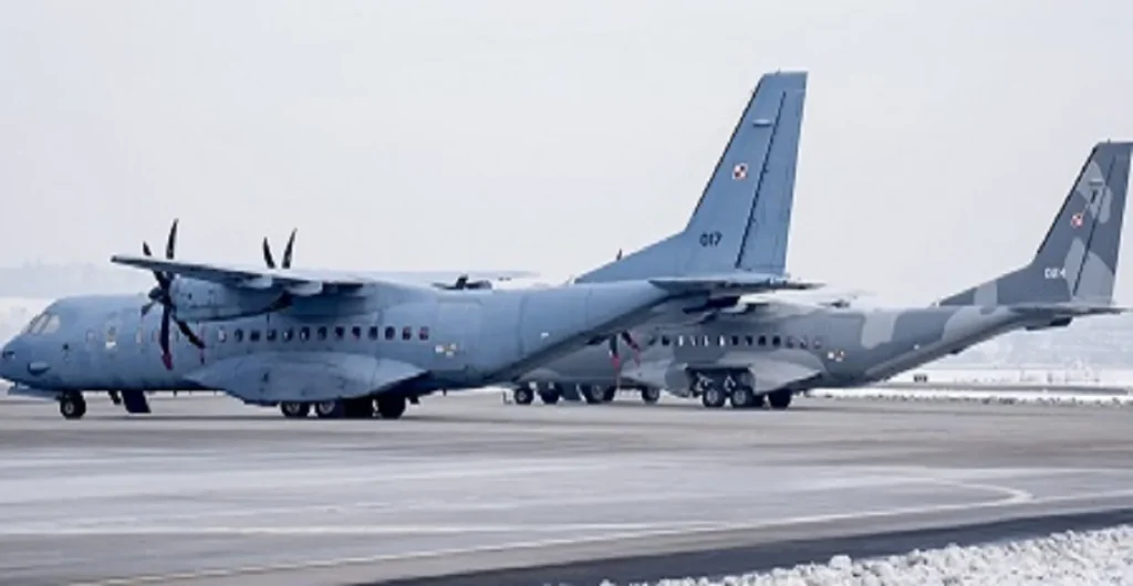 Samolot CASA C-295M na płycie lotniska wojskowego