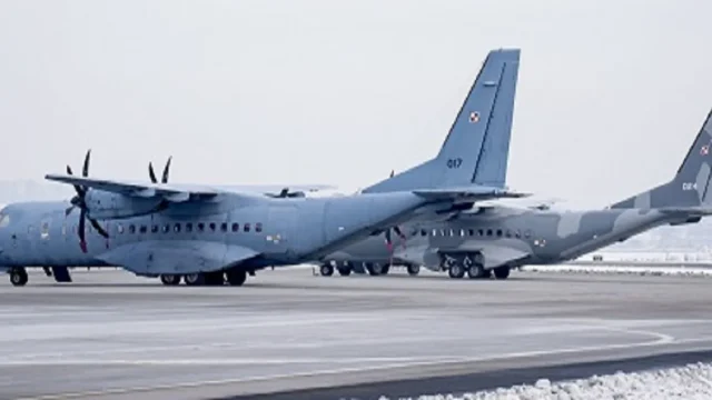 Samolot CASA C-295M na płycie lotniska wojskowego