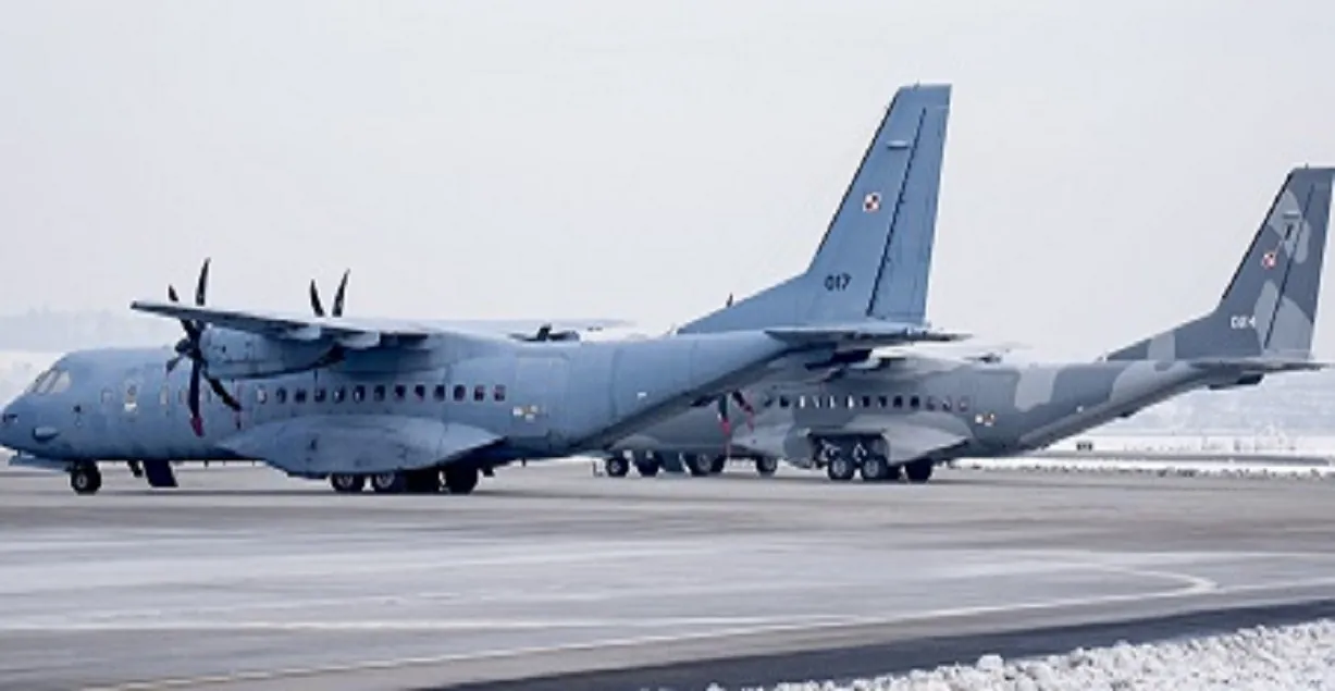 Samolot CASA C-295M na płycie lotniska wojskowego