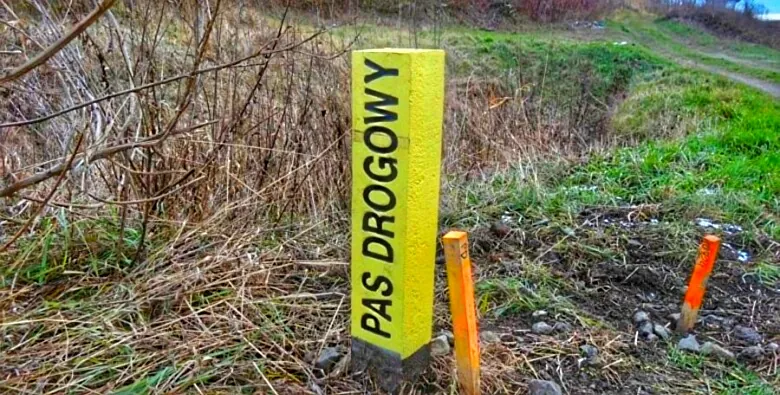 Słupek oznaczający granicę pasa drogowego