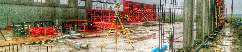 Tyczenie budynku – instrument geodezyjny przy szalunkach fundamentów
